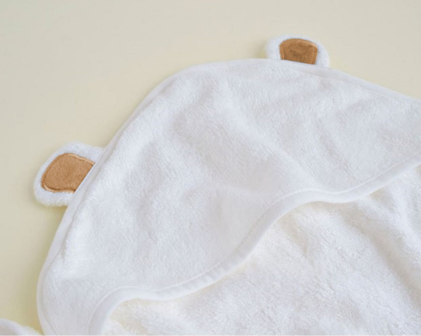 Geborduurde 100% bamboe babyhanddoek met capuchon – Ultrasoft